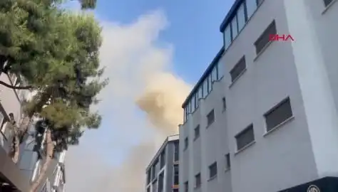 İstanbul'da 4 Katlı İş Merkezinde Yangın Paniği: Ekipler Olay Yerinde