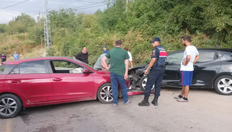 Karamürsel'de Kahredici Kaza: İki Otomobil Çarpıştı, 4 Yaralı